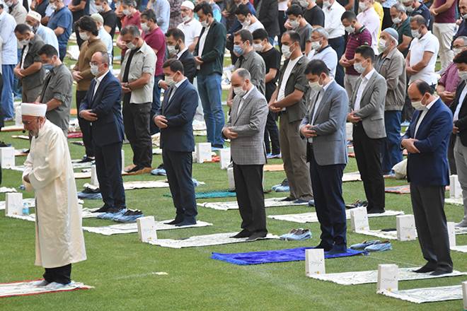 Burası Konya: Stadyumda sosyal mesafeli bayram namazı 4