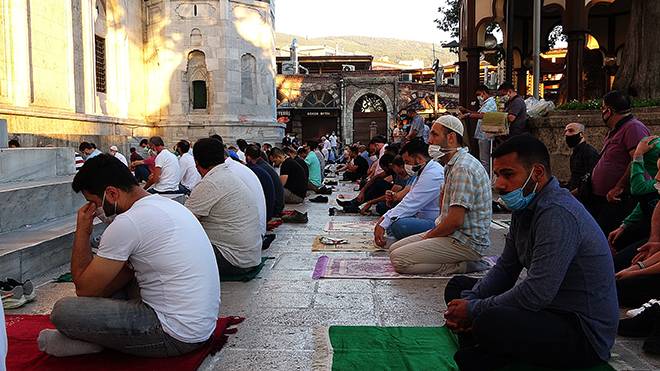 Burası Konya: Stadyumda sosyal mesafeli bayram namazı 44