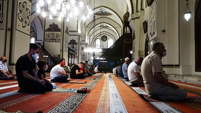 Burası Konya: Stadyumda sosyal mesafeli bayram namazı 49