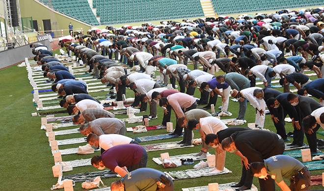 Burası Konya: Stadyumda sosyal mesafeli bayram namazı 5