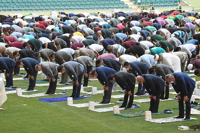 Burası Konya: Stadyumda sosyal mesafeli bayram namazı 9