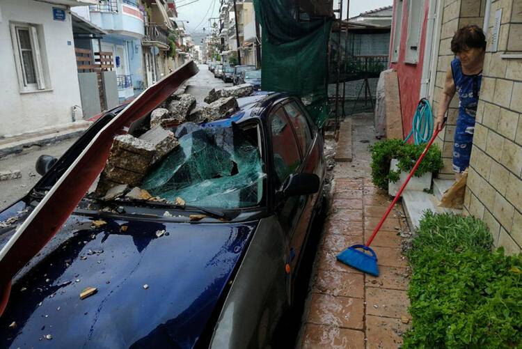 İnsanların üstüne aniden çöktü, felaket gece yarısı geldi 15