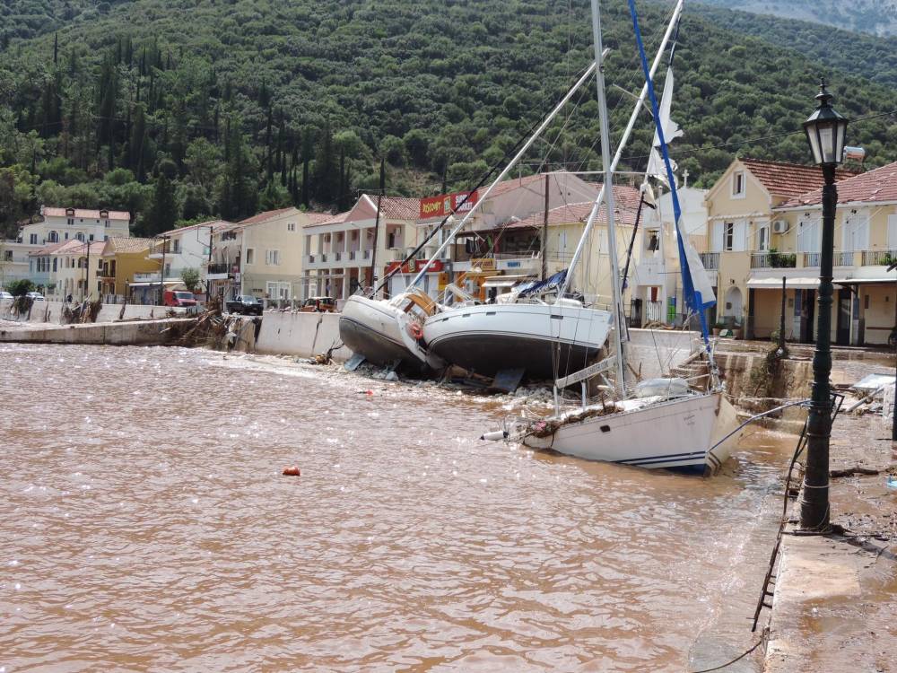 İnsanların üstüne aniden çöktü, felaket gece yarısı geldi 2