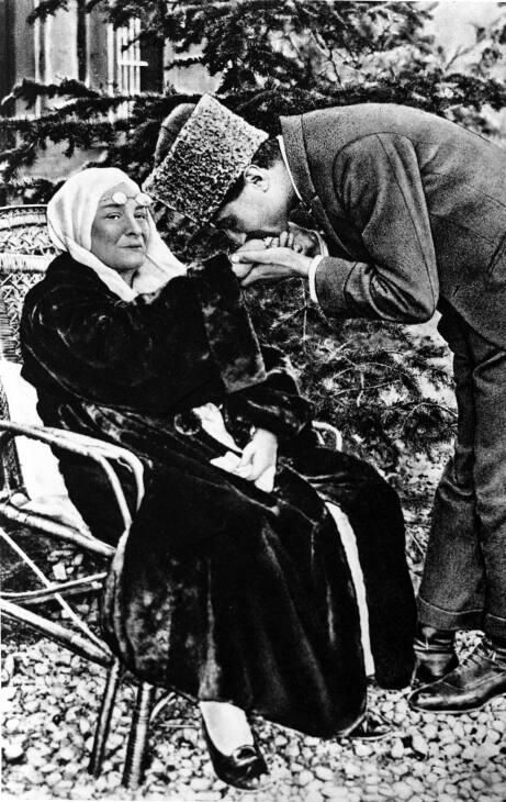 Sen bir evlat yetiştirdin o evlat bir millet yetiştirdi. Atatürk’ümüzün annesi Zübeyde Hanım’ın Anneler Günü kutlu olsun 11