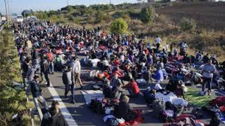 Yunan vahşetini İngiliz gazetesi haberleştirdi. Her fırsatta insanlık dersi veren Avrupa nerede. 2 bin mülteci Avrupa yolunda öldü 10