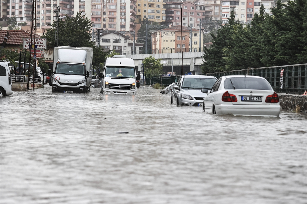 Ankara'yı sel vurdu. Arabalar sürüklendi her şey savruldu 11