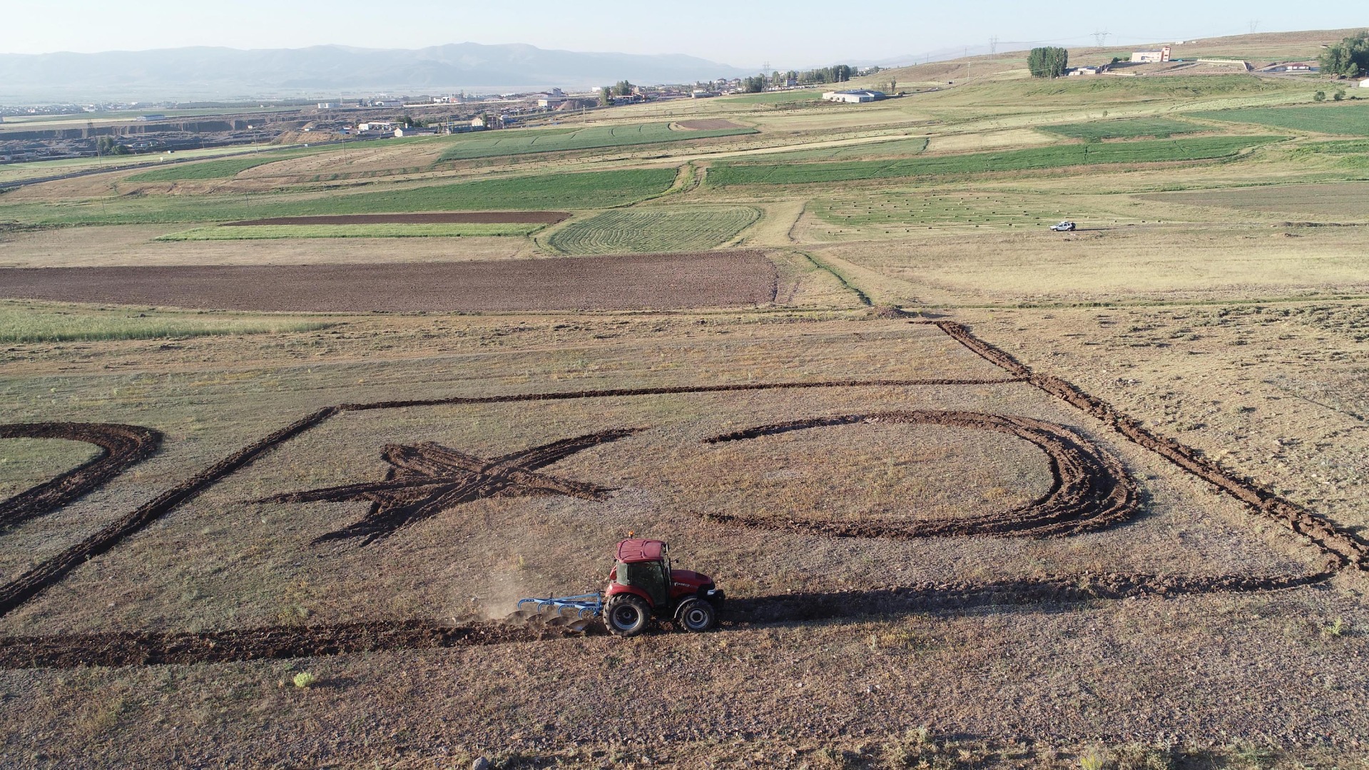 Çiftçi tarlasına traktörüyle Türk bayrağı çizdi 2