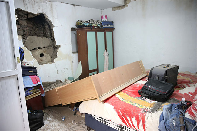 5.2’lik Bingöl depremi korkuttu. Evlerde oluşan hasar gün ağarınca ortaya çıktı 10