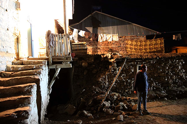 5.2’lik Bingöl depremi korkuttu. Evlerde oluşan hasar gün ağarınca ortaya çıktı 7