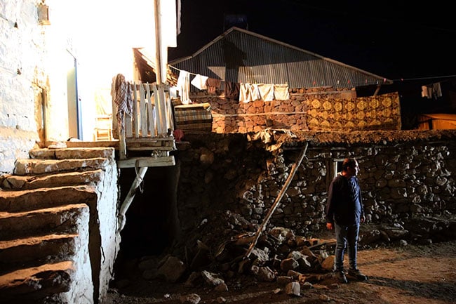 5.2’lik Bingöl depremi korkuttu. Evlerde oluşan hasar gün ağarınca ortaya çıktı 7