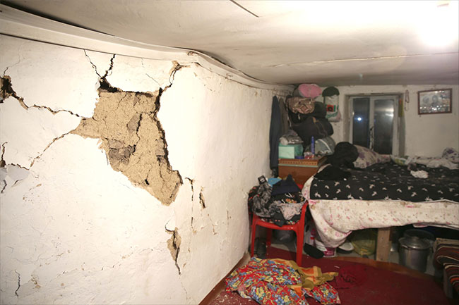 5.2’lik Bingöl depremi korkuttu. Evlerde oluşan hasar gün ağarınca ortaya çıktı 8