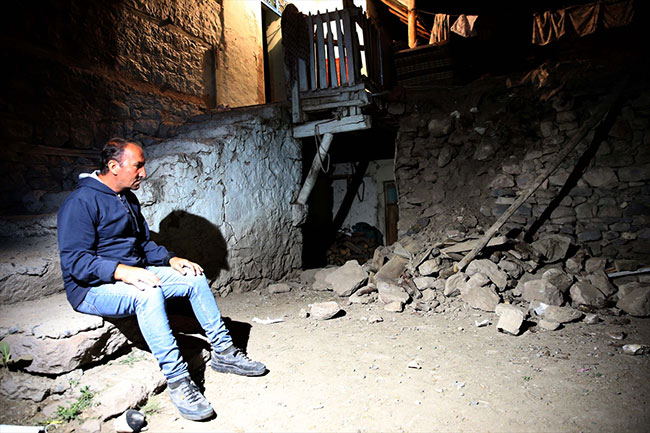 5.2’lik Bingöl depremi korkuttu. Evlerde oluşan hasar gün ağarınca ortaya çıktı 1