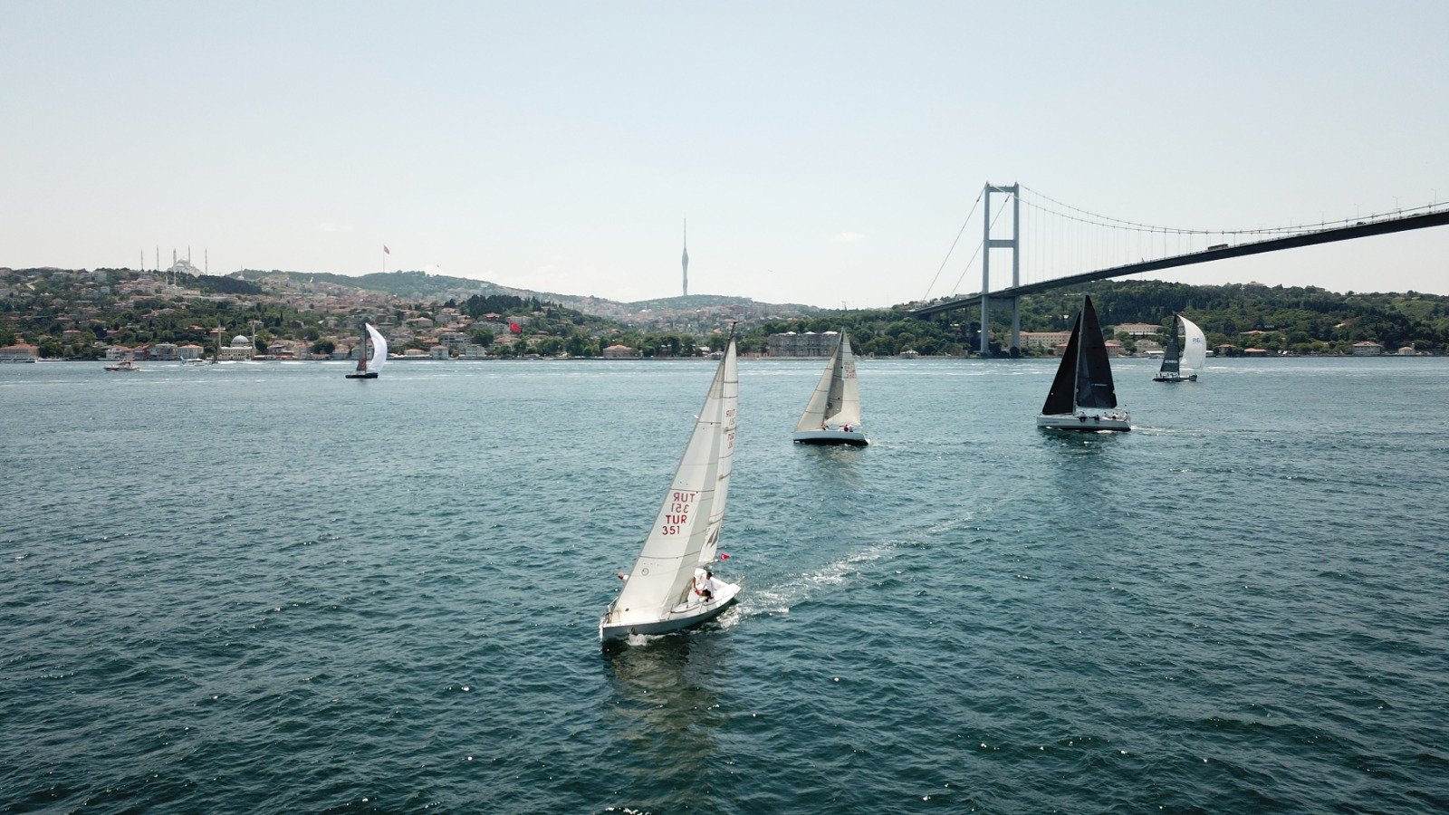 İstanbul Boğazı'nda yelkenli yarışları havadan görüntülendi 4