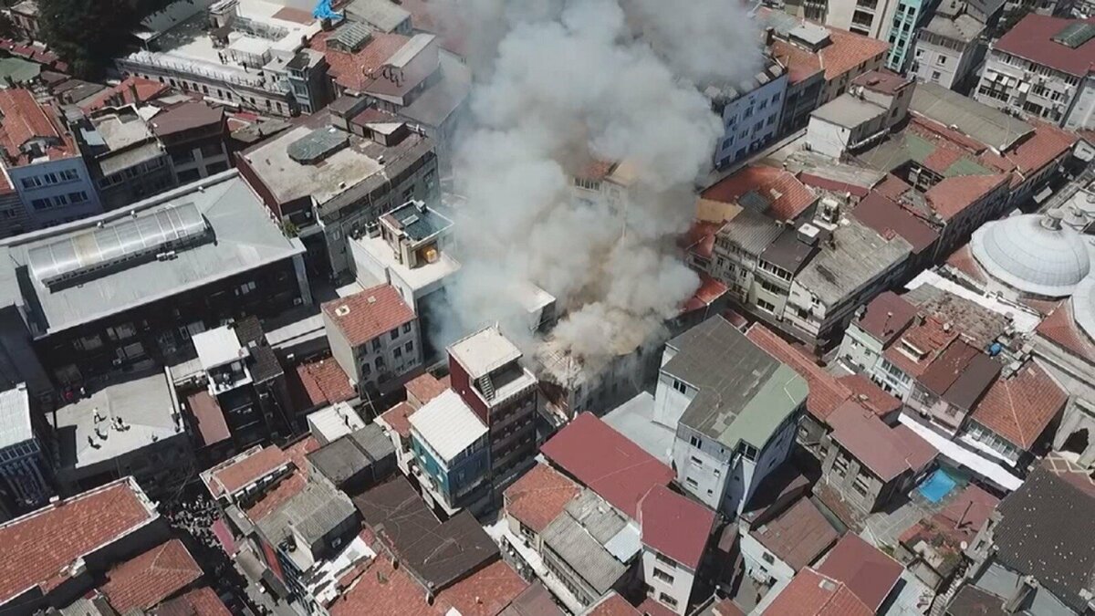 İstanbul'un göbeğinde yangın 8