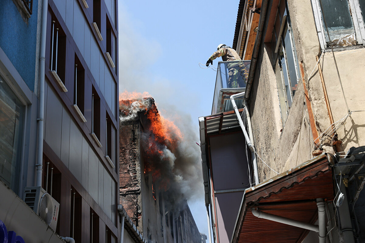 İstanbul'un göbeğinde yangın 13