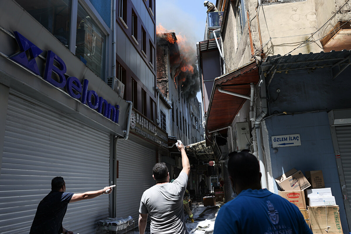 İstanbul'un göbeğinde yangın 14