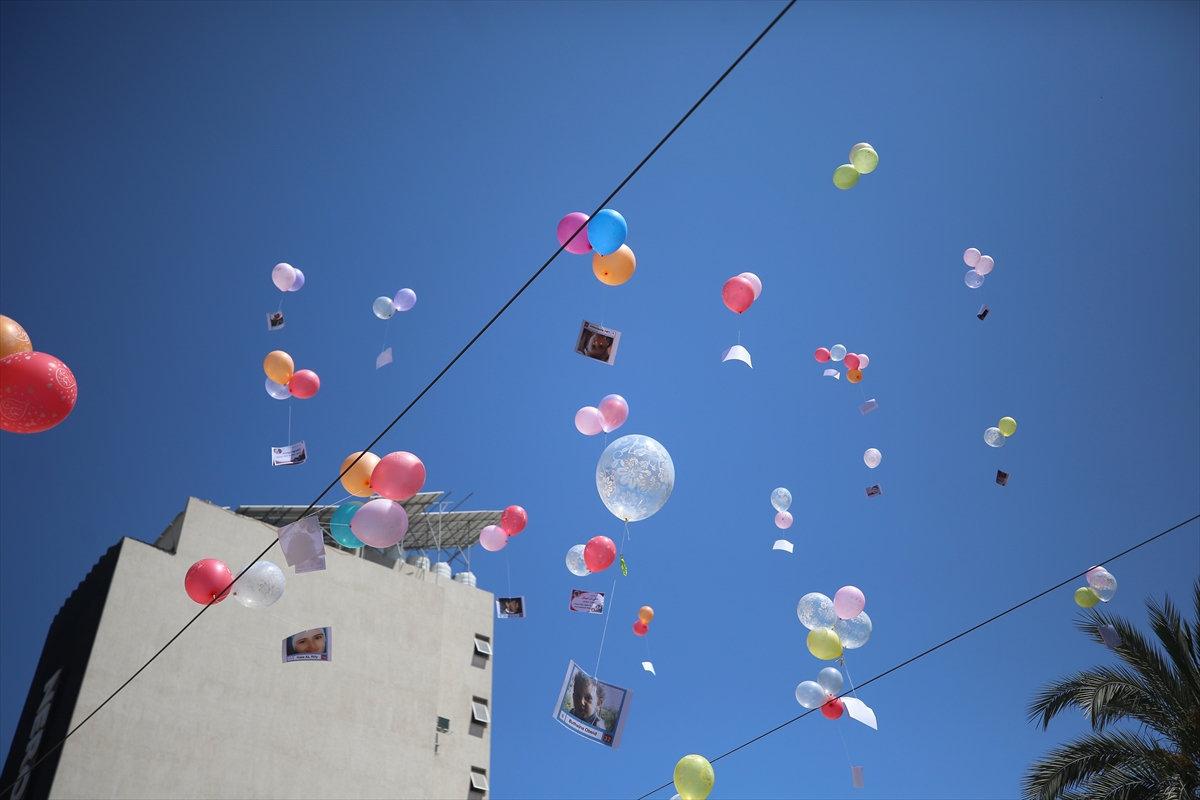 Gazzeli çocuklar İsrail'in katlettiği arkadaşları için gökyüzüne balon bıraktı 9