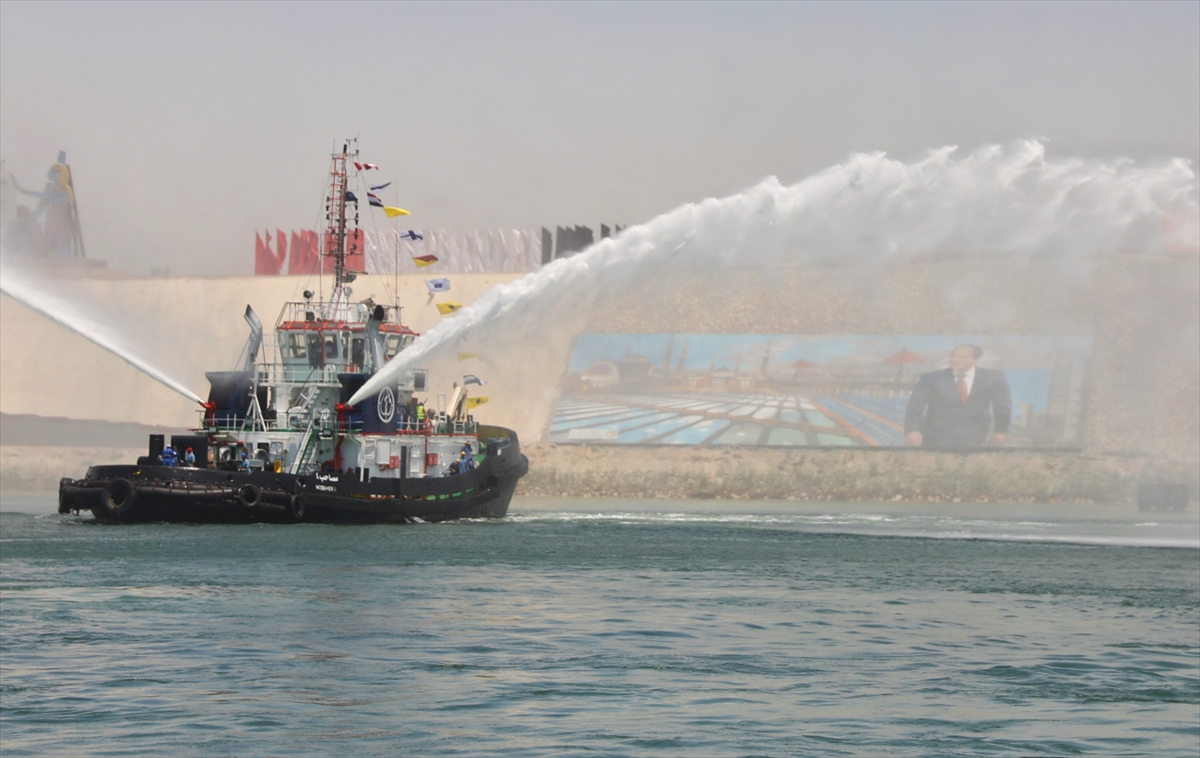 Süveyş Kanalı'nı tıkayan gemi Mısır'dan ayrılıyor 8