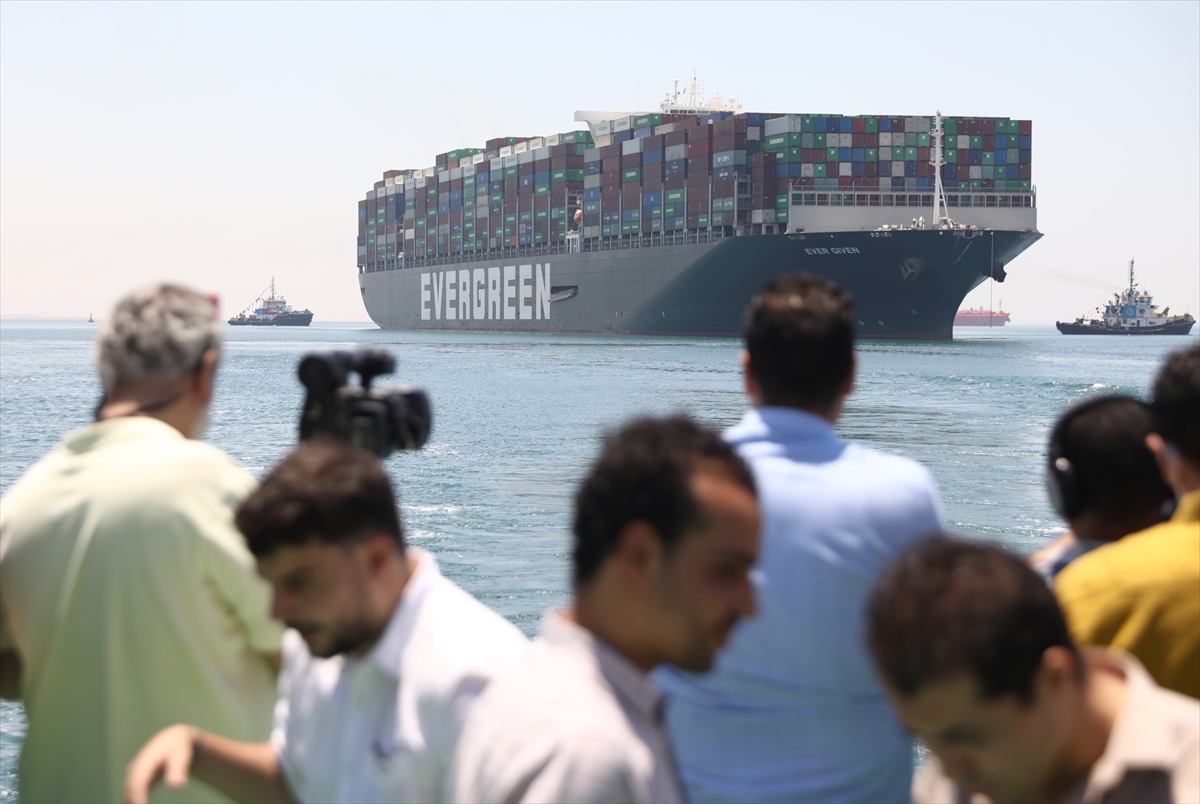 Süveyş Kanalı'nı tıkayan gemi Mısır'dan ayrılıyor 7