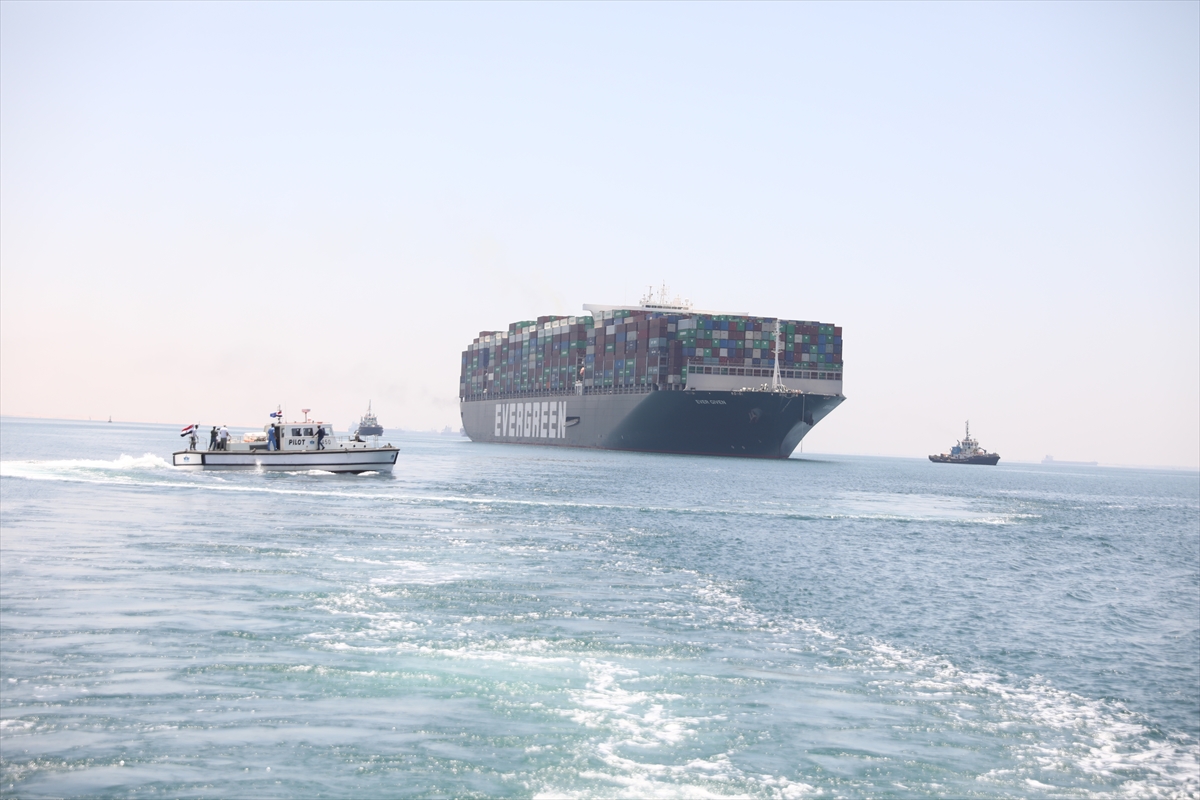 Süveyş Kanalı'nı tıkayan gemi Mısır'dan ayrılıyor 3