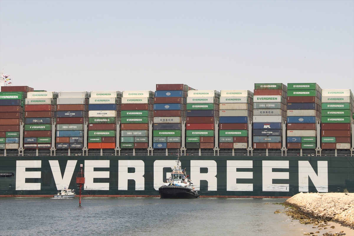 Süveyş Kanalı'nı tıkayan gemi Mısır'dan ayrılıyor 5