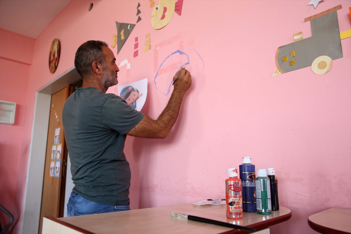 Elektrik ustası gönüllü olarak sınıf duvarlarını renklendiriyor 7