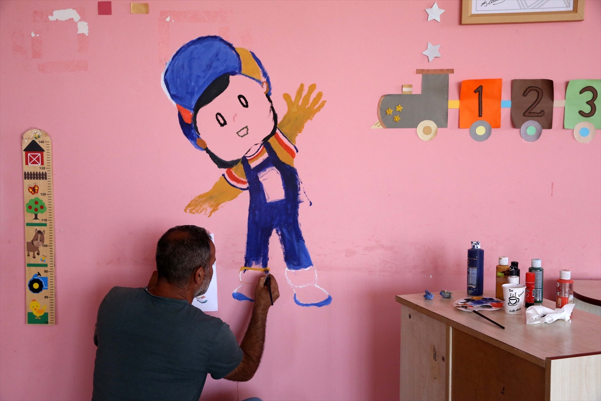 Elektrik ustası gönüllü olarak sınıf duvarlarını renklendiriyor 14