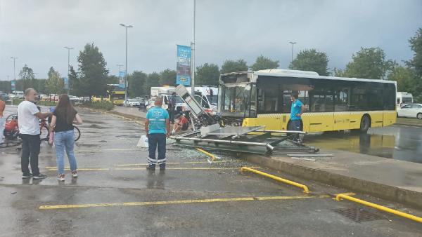 Kartal'da İETT otobüsü bisikletlilere çarptı 9