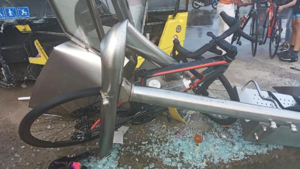Kartal'da İETT otobüsü bisikletlilere çarptı 7