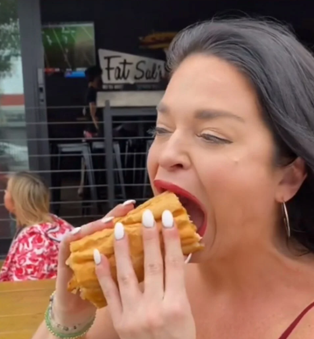 Dünyanın en büyük ağızlı kadını dev sandviçi lup diye yuttu 1