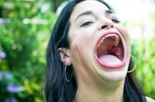 Dünyanın en büyük ağızlı kadını dev sandviçi lup diye yuttu 6