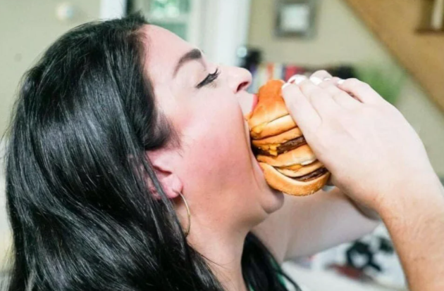 Dünyanın en büyük ağızlı kadını dev sandviçi lup diye yuttu 4