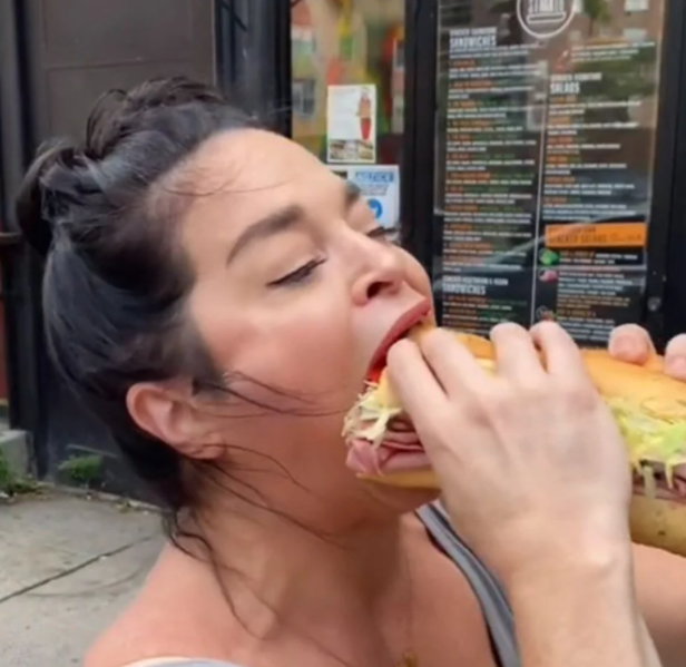 Dünyanın en büyük ağızlı kadını dev sandviçi lup diye yuttu 8