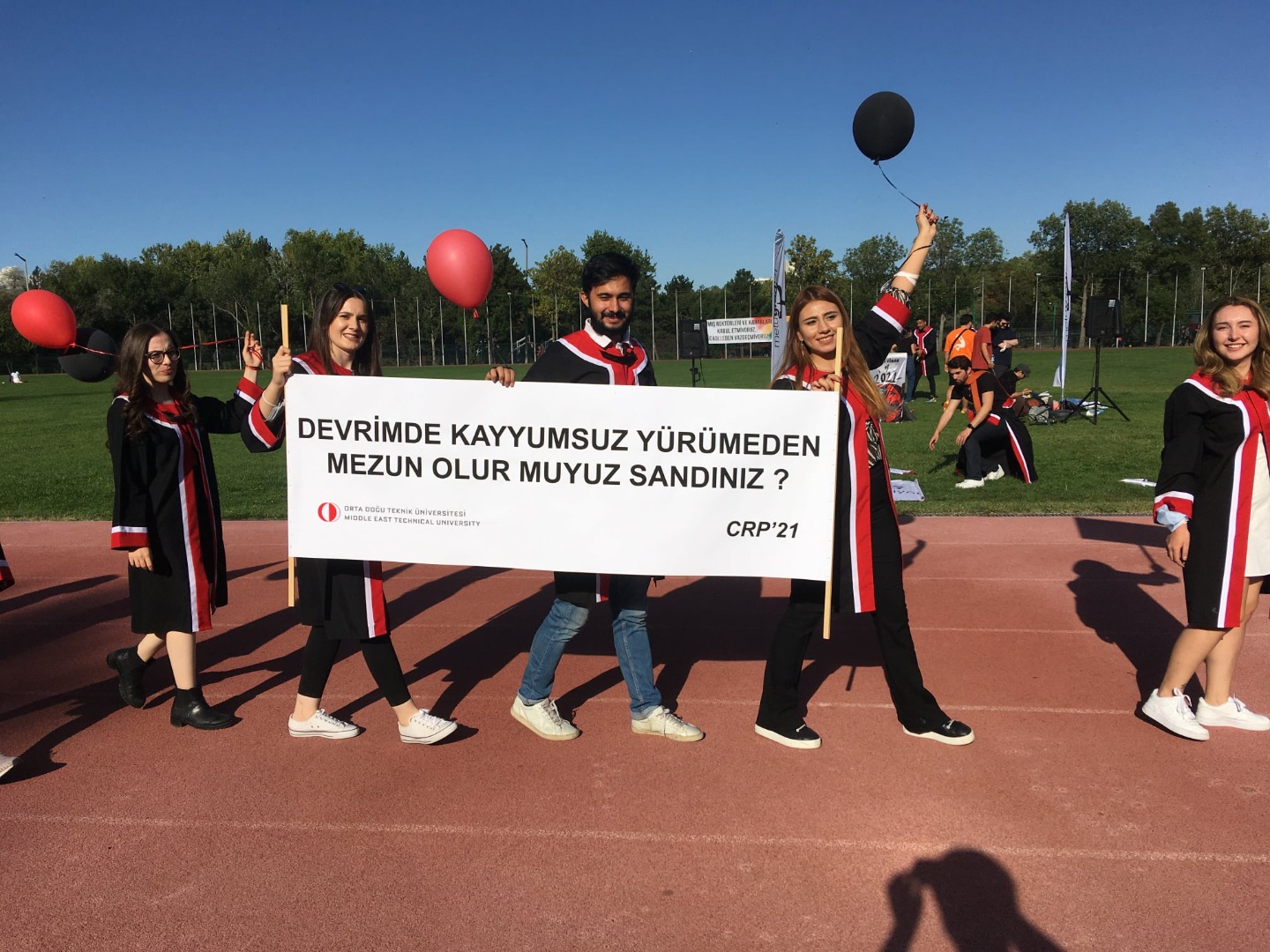 ODTÜ'lü öğrencileri mezuniyet töreninde birbirinden mizahi pankart taşıdılar 14