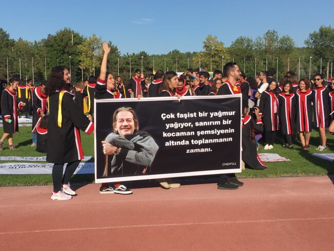 ODTÜ'lü öğrencileri mezuniyet töreninde birbirinden mizahi pankart taşıdılar 3