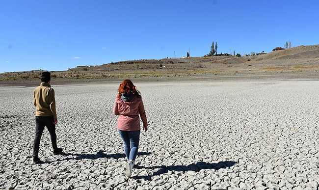 Koskoca baraj tarım arazisine döndü. Tam 300 metre çekildi 1