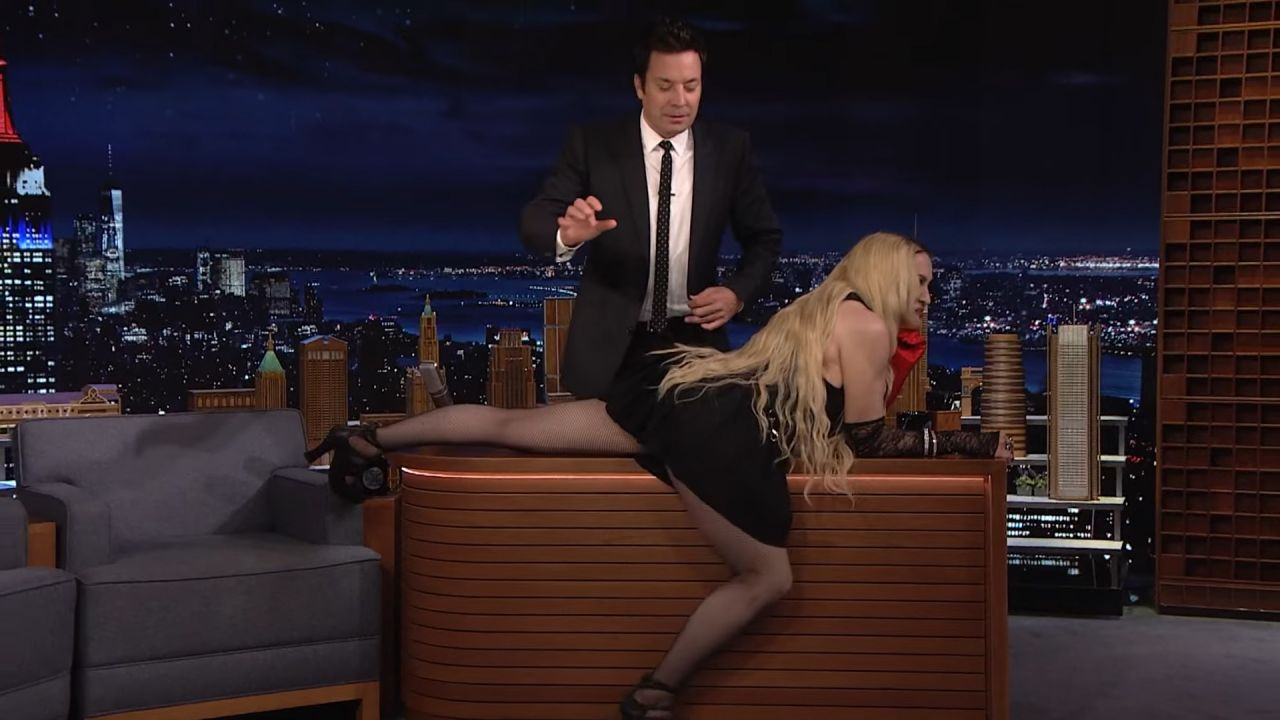 63 yaşındaki Madonna canlı yayında önce masaya uzandı sonra eteğini açtı 7