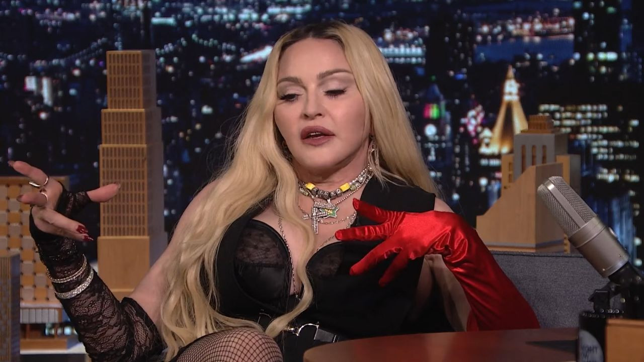 63 yaşındaki Madonna canlı yayında önce masaya uzandı sonra eteğini açtı 1