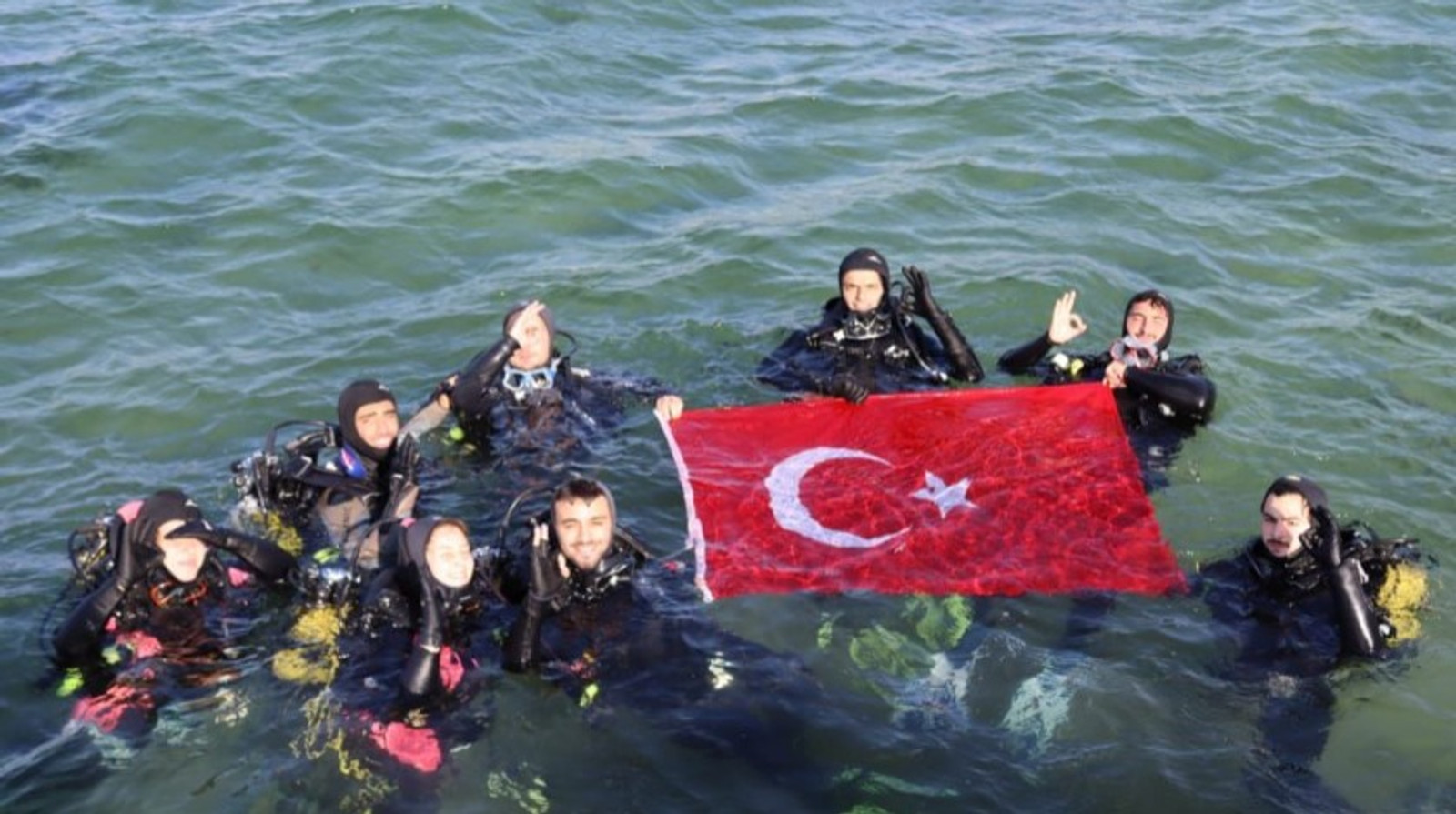 Cumhuriyet Bayramı'nda anlamlı mesaj! Denizden kilolarca atık topladılar 13