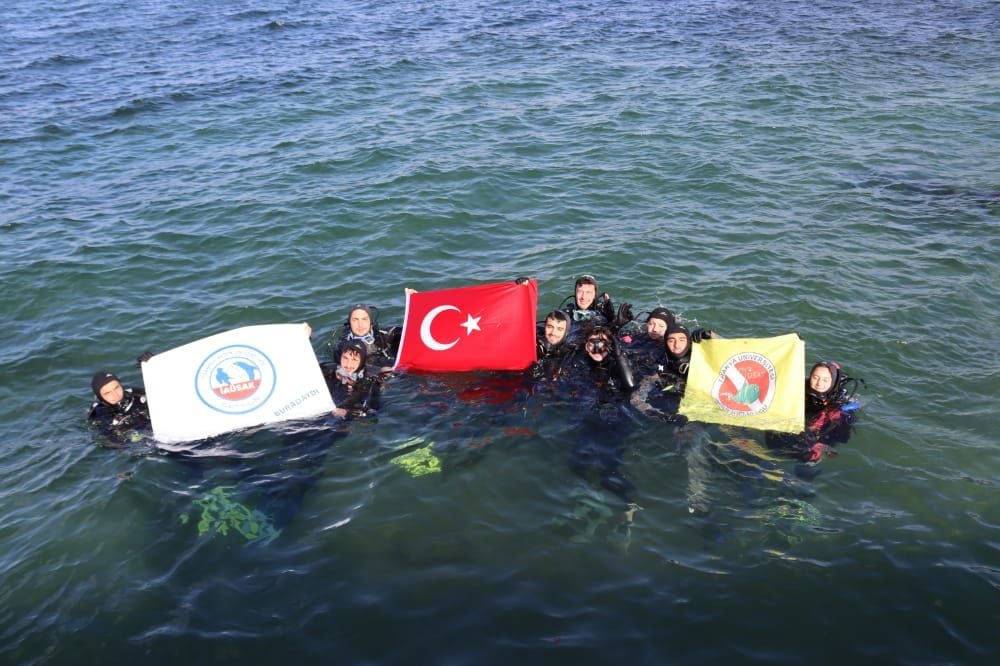 Cumhuriyet Bayramı'nda anlamlı mesaj! Denizden kilolarca atık topladılar 10