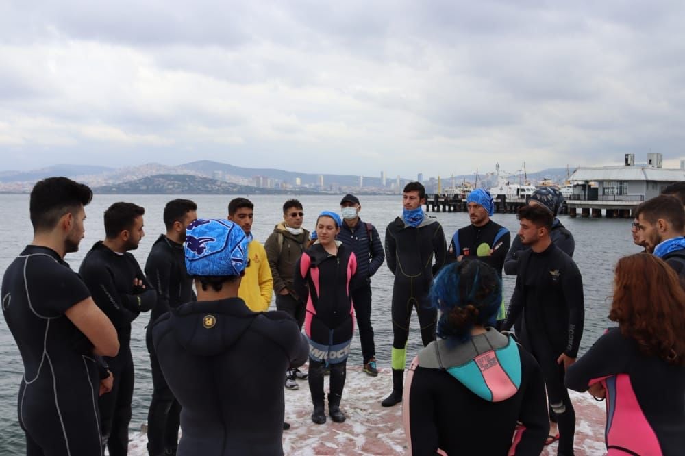 Cumhuriyet Bayramı'nda anlamlı mesaj! Denizden kilolarca atık topladılar 9