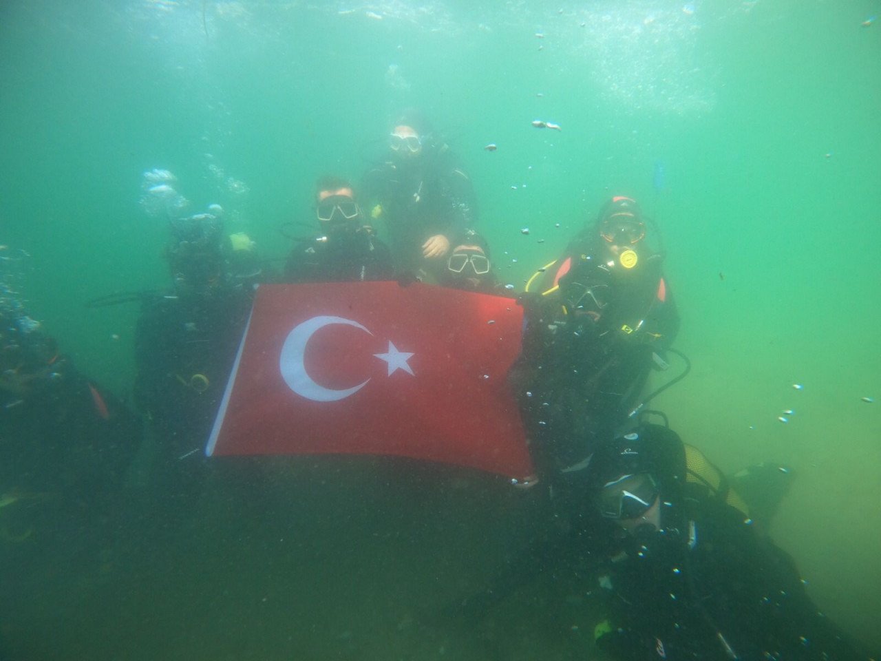 Cumhuriyet Bayramı'nda anlamlı mesaj! Denizden kilolarca atık topladılar 7