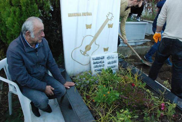 Hatice Akarsu oğlu Barış Akarsu'nun yanına defnedildi 6