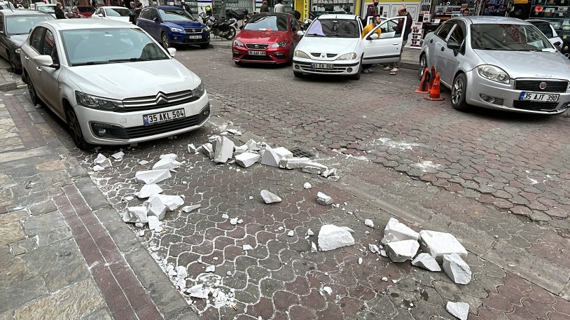 İzmir'de fırtına: Deniz taştı, binadan kopan parçalar yola savruldu 6
