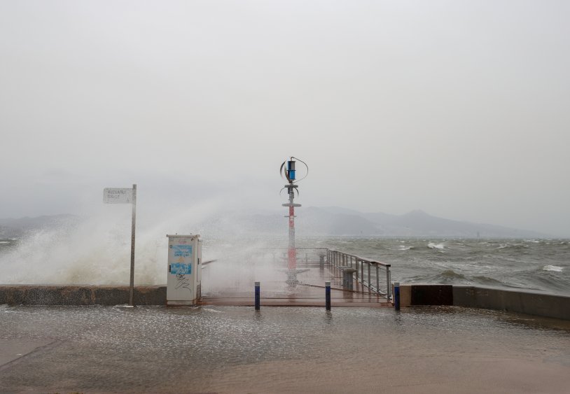 İzmir'de fırtına: Deniz taştı, binadan kopan parçalar yola savruldu 2