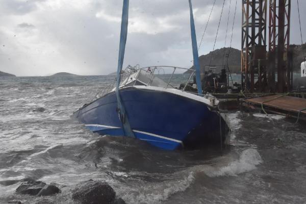 Bodrum'da fırtına 'iskeleler yerinden söküldü' 8