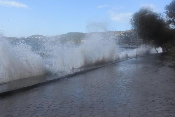 Bodrum'da fırtına 'iskeleler yerinden söküldü' 5