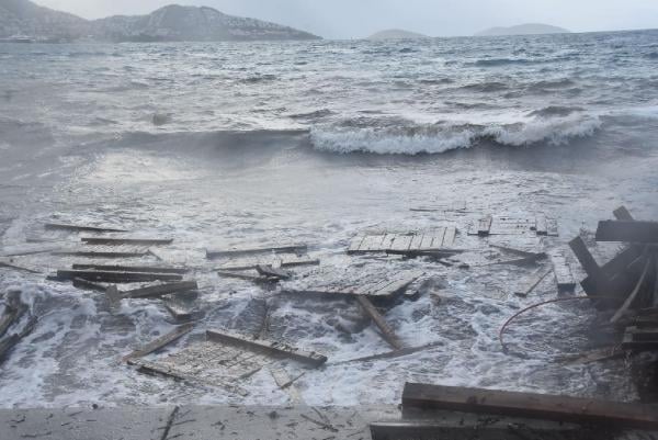 Bodrum'da fırtına 'iskeleler yerinden söküldü' 4