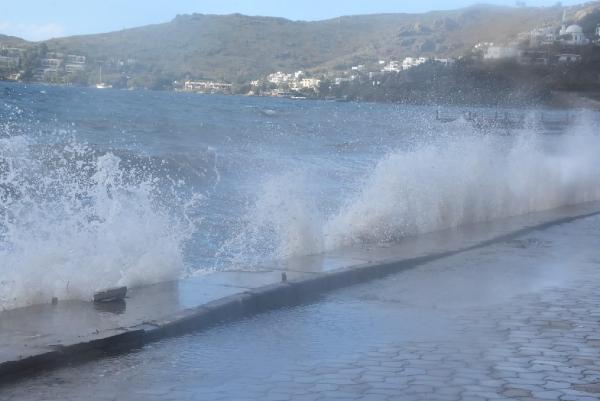 Bodrum'da fırtına 'iskeleler yerinden söküldü' 3