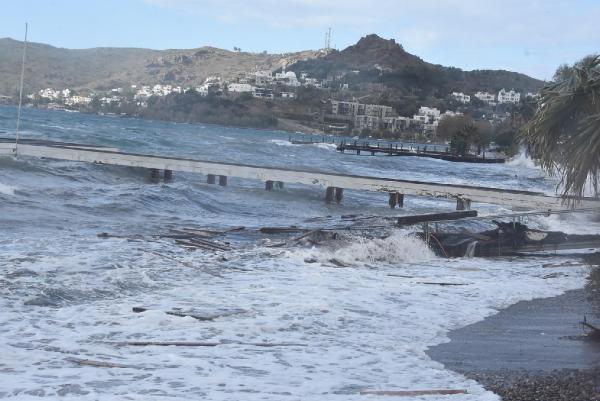 Bodrum'da fırtına 'iskeleler yerinden söküldü' 2